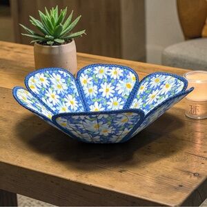 Hand Crafted Basket Center Piece Bowl Quilted 8 round x 3” tall Blue with Daisy